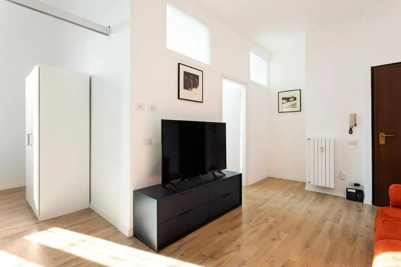 شقة Spacious Flat Close To Fondazione Prada & Metro ميلان إيطاليا